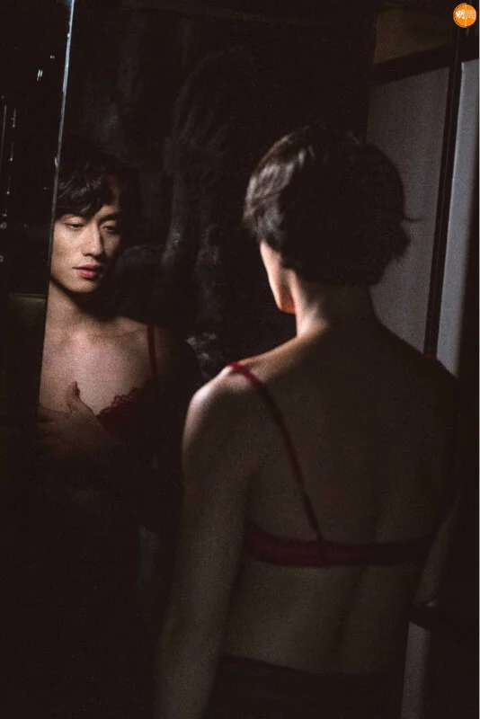 劉俊謙有一場獨腳戲，要穿上女性胸圍照鏡。
