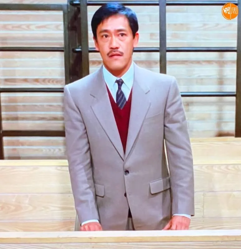 暖男吳耀漢(二): 西裝友。印象中少見吳耀漢回復「本來面目」。他的背景,本來應是斯文一族。選擇演戲,可能就是為了「解放」。劇情所需,上法庭不能不一身中產。