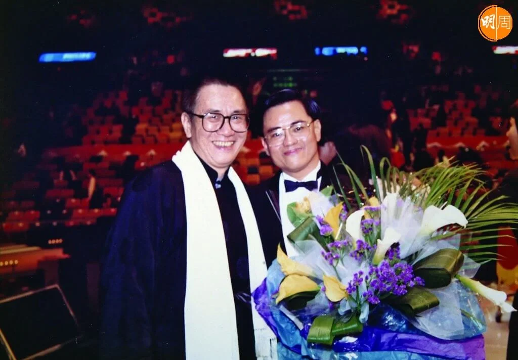 1992年鄭國江獲頒金針獎，黃霑前來恭賀。