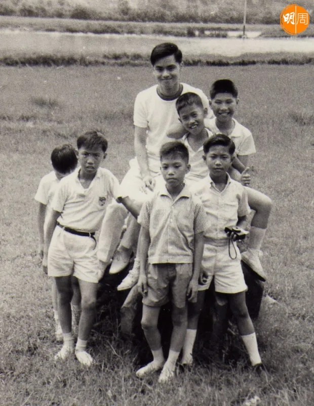 鄭國江(後排中)在同一小學任教30年，年輕時愛帶學生郊遊，感受大自然氣息。 