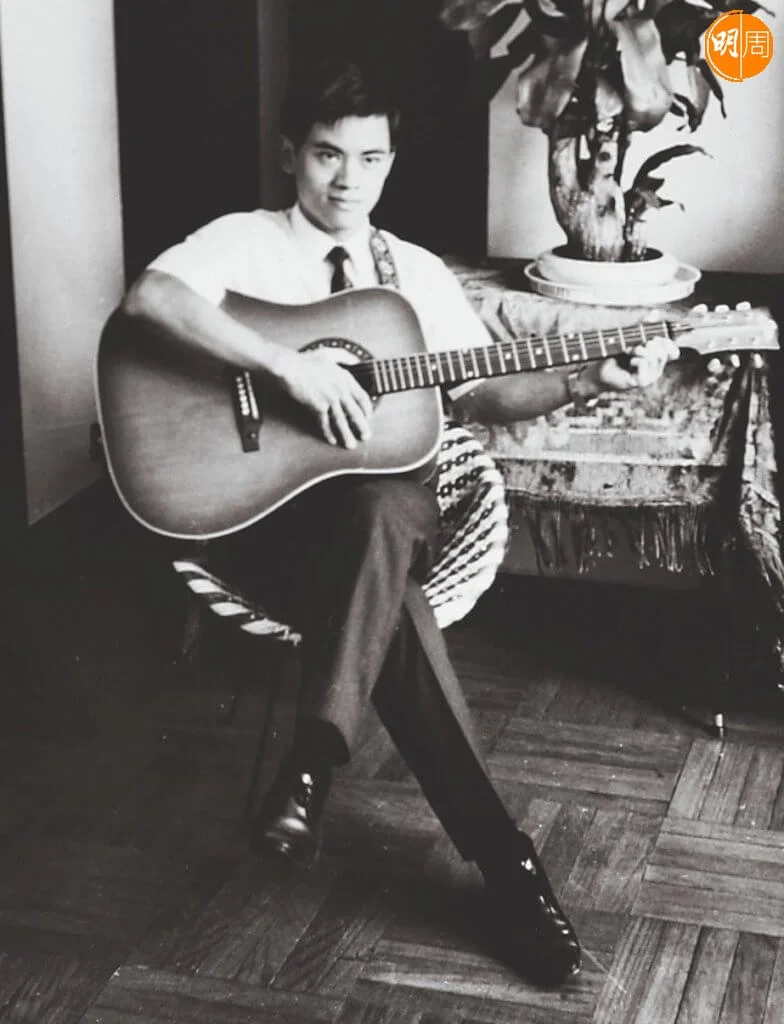 鄭國江聽粵曲長大，後來才學流行曲和歐西歌曲。