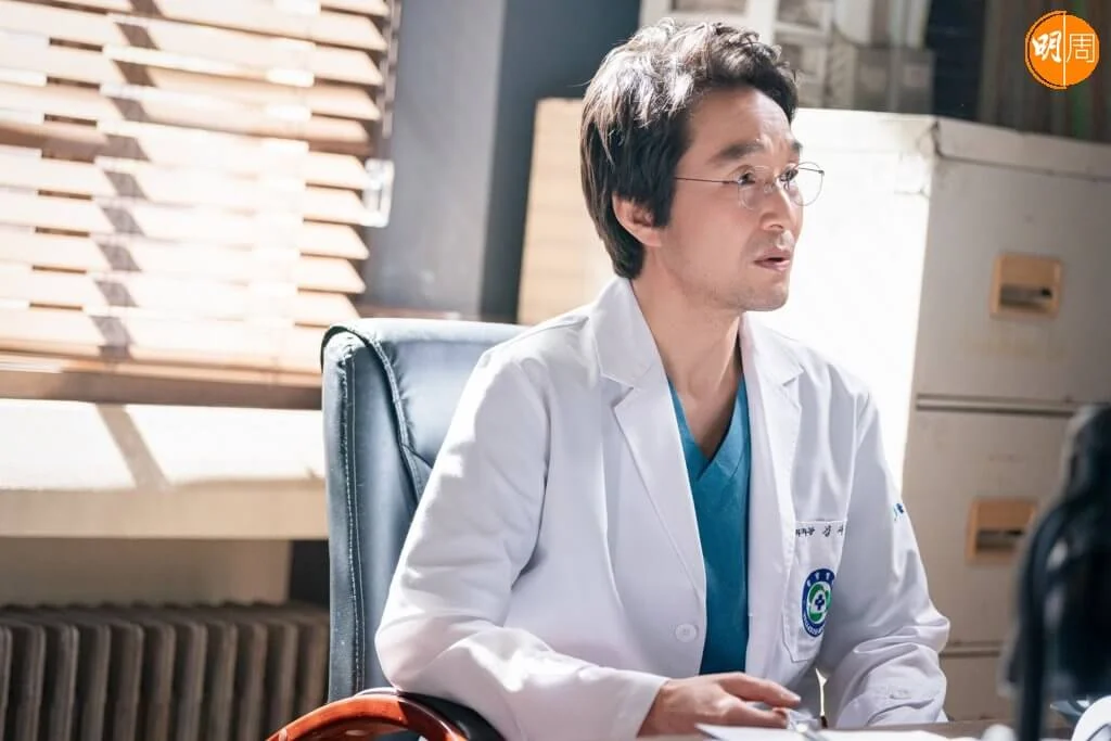 韓石圭飾演的金師傅不但醫術高明，而且擅長療癒人心。