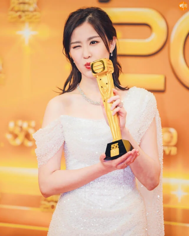 她憑劇集《美麗戰場》「李靜兒」於《萬千星輝頒獎典禮2022》，首次榮登「馬來西亞最喜愛TVB女主角」。