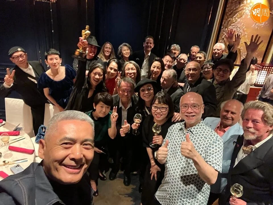 發哥操刀與一眾賓客自拍,新髮型迅非常搶鏡。