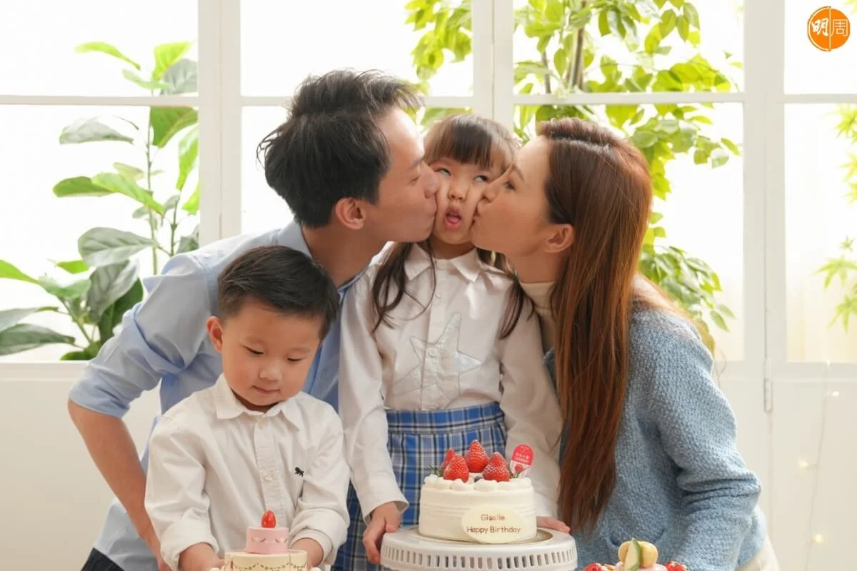 吳若希同老公第6年強吻囡囡賀生日。