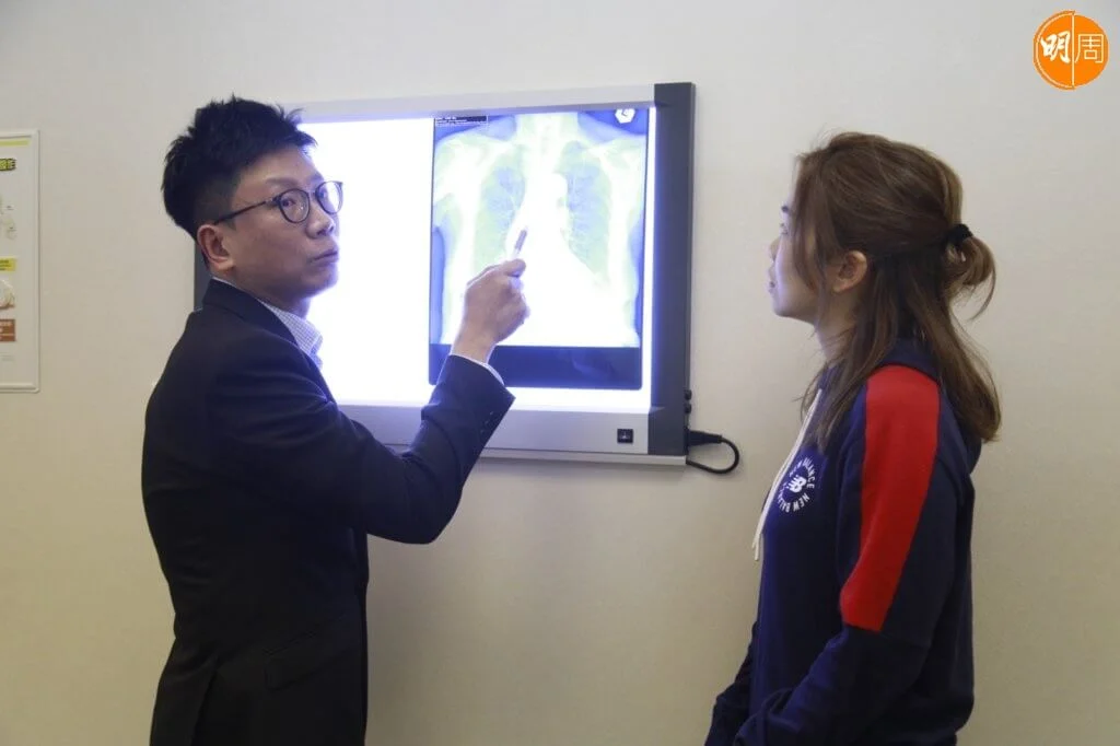 X光片是基本的肺部檢查，肺結核患者的X光片會呈白點或孔洞。