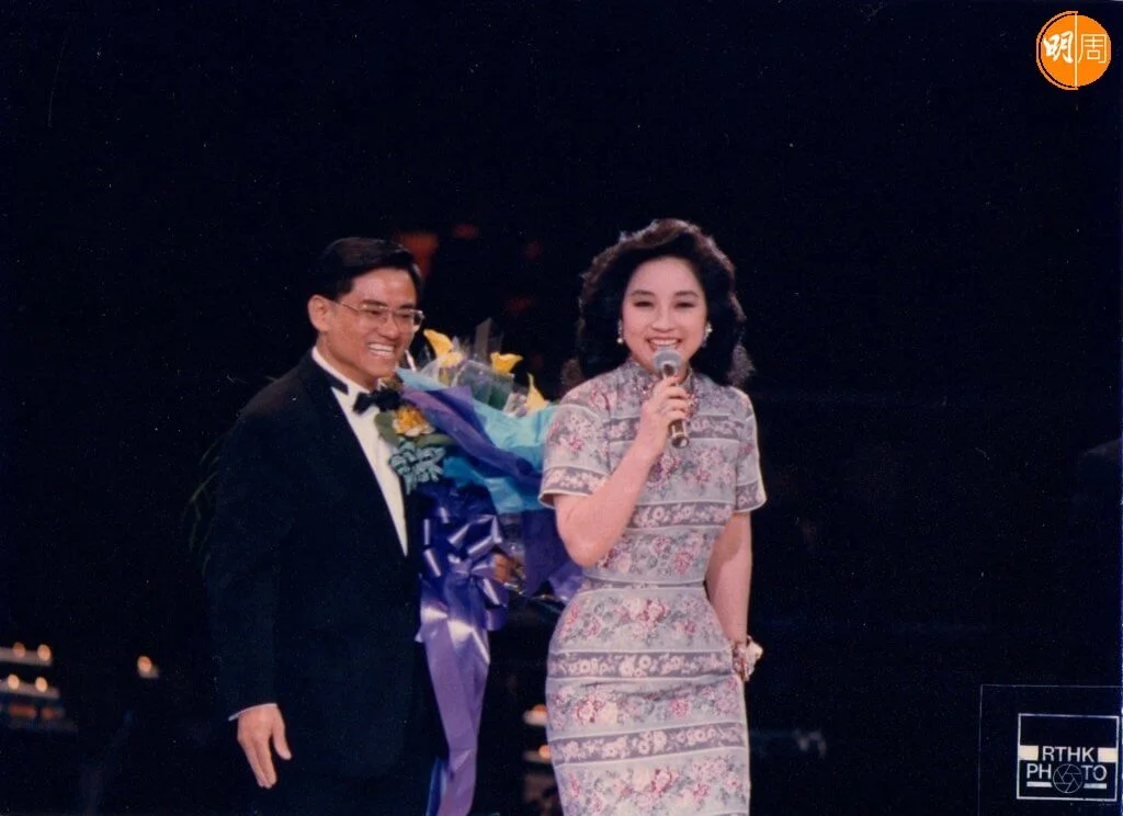徐小鳳唱過不少鄭國江歌詞，包括《風雨同路》、《無奈》等，還有「熱烈地彈琴」《喜氣洋洋》。