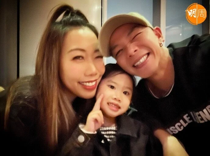 林子善帶妻女回到當日婚宴的酒店食自助餐慶祝,開心回憶返晒嚟。