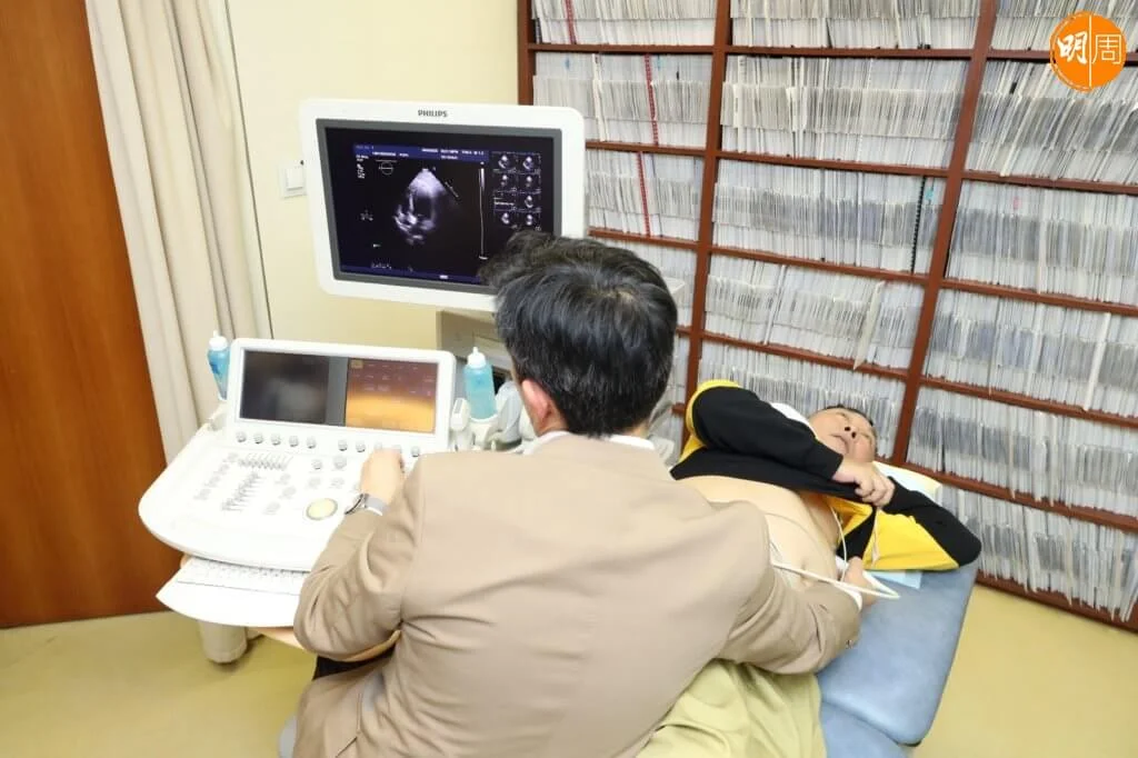 李醫生檢查和測試後，顯示Simon的心臟功能已經恢復到百分之三十五。