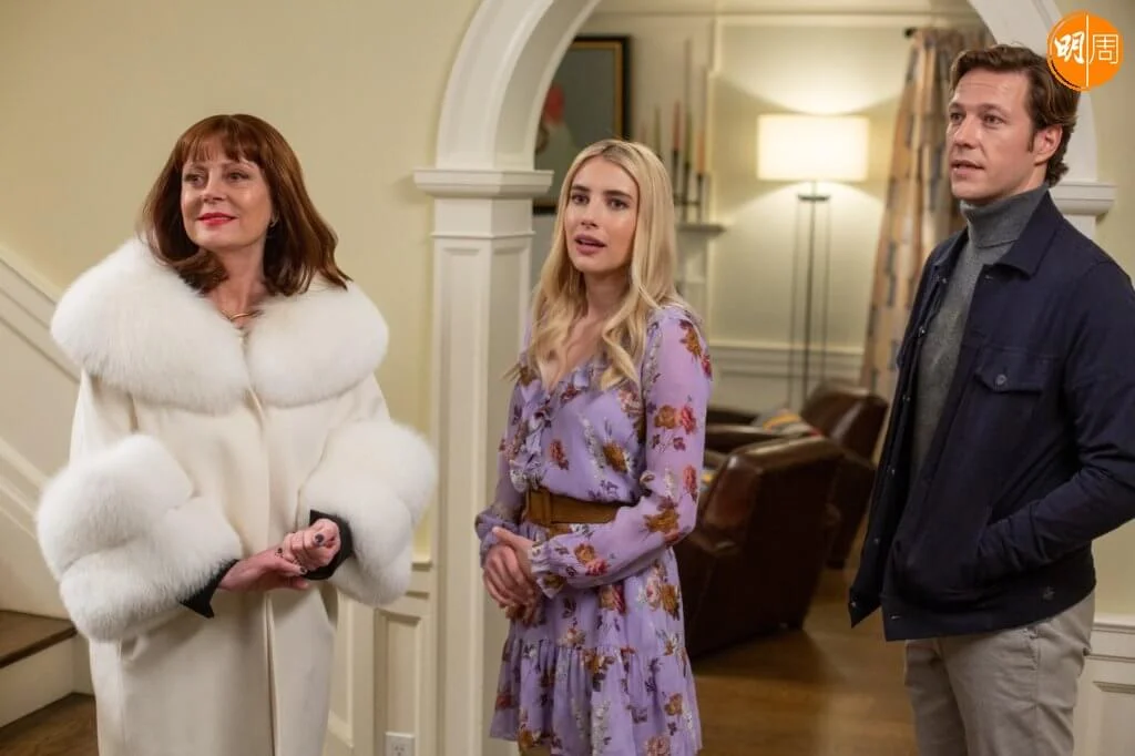 愛瑪羅拔絲（中）和路克巴斯邀請雙方父母見面，豈料引起一場大災難。