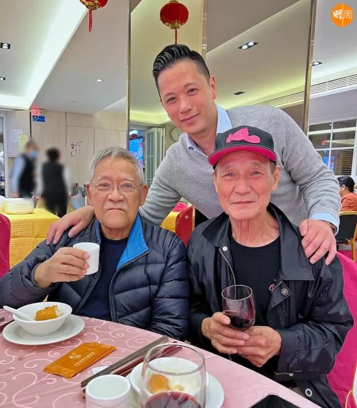 胡杏兒老公李乘德今年一月在社交網分享一張與吳耀漢、陳惠敏飯敘時合照。