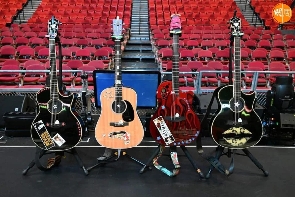 Sam帶4支私伙結他。