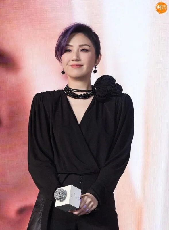 楊千嬅昨日在北京為世巡舉行發布會，明顯消瘦了。
