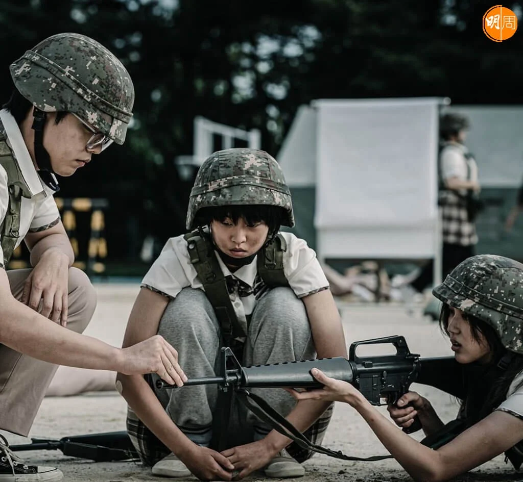 李妍跟同學研究步槍怎發射