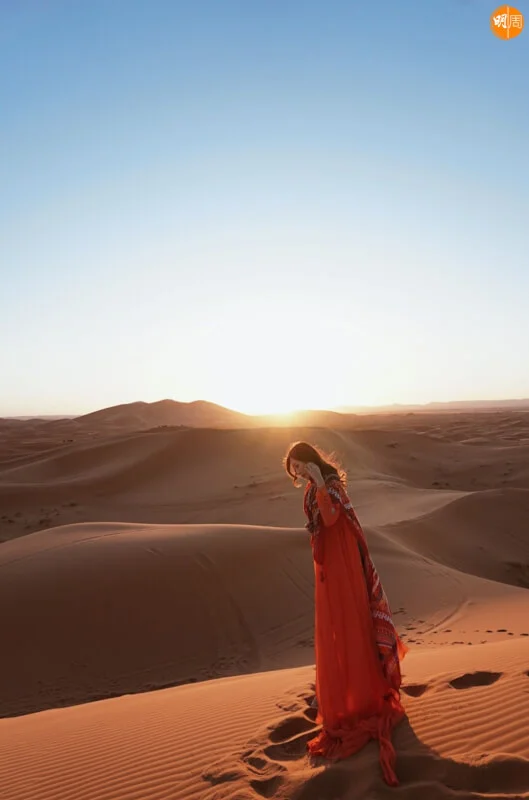 身處沙漠看日落特別詩情畫意。