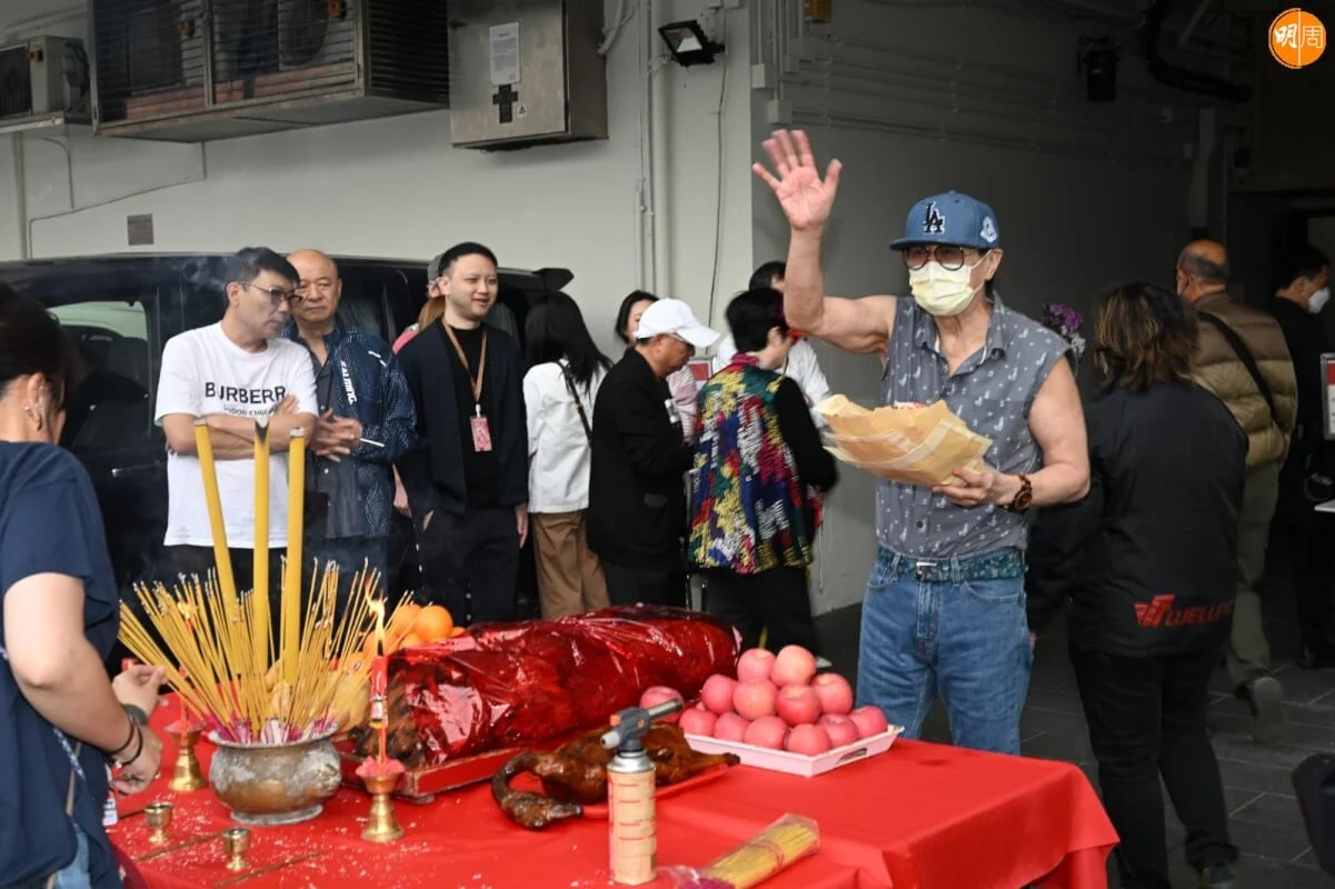 Sam下午出席拜神儀式。