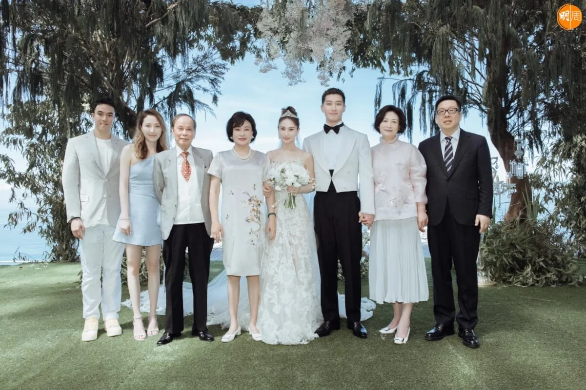 超蓮的媽咪、舅父、家姊何超雲及孖生弟弟何猶啟均有出席婚禮。