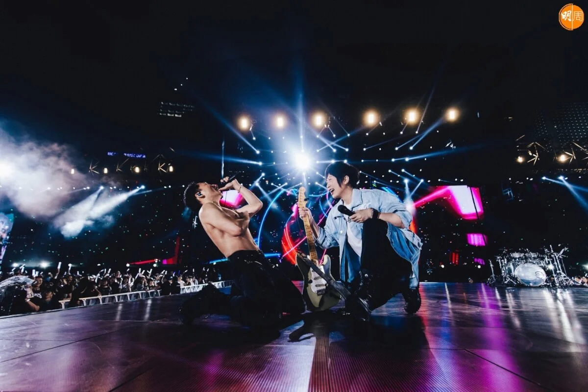 石頭先除衫，阿信幫拖嗌爆。