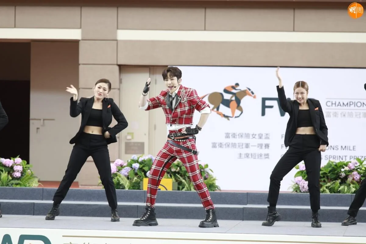 Anson Lo穿上紅色格仔西裝現身，十分型格