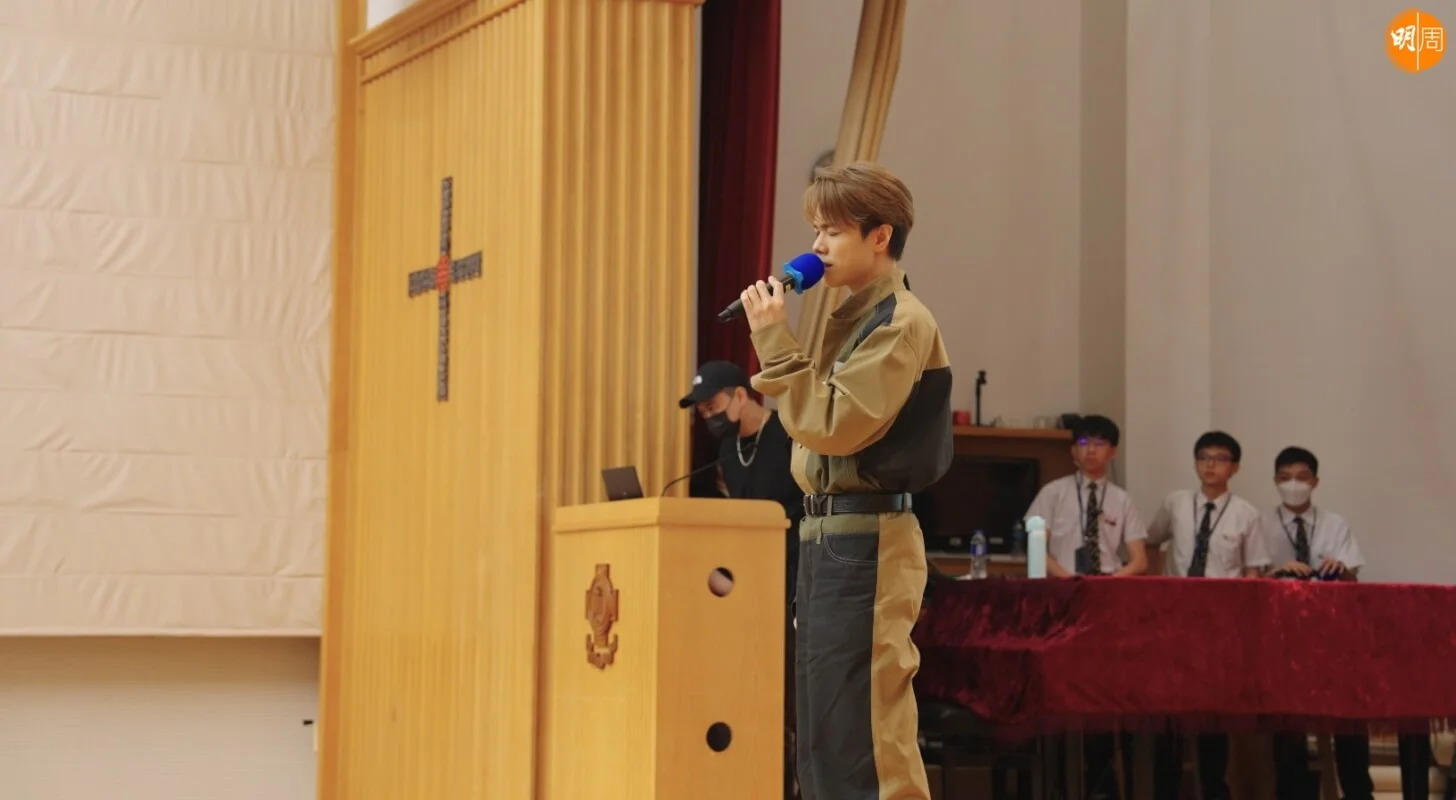 尾聲時軒仔給同學仔唱歌。