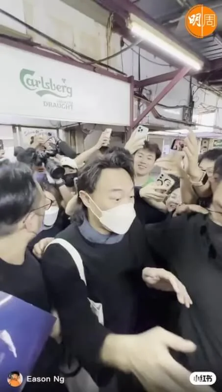 Eason在餐廳出現給粉絲包圍。
