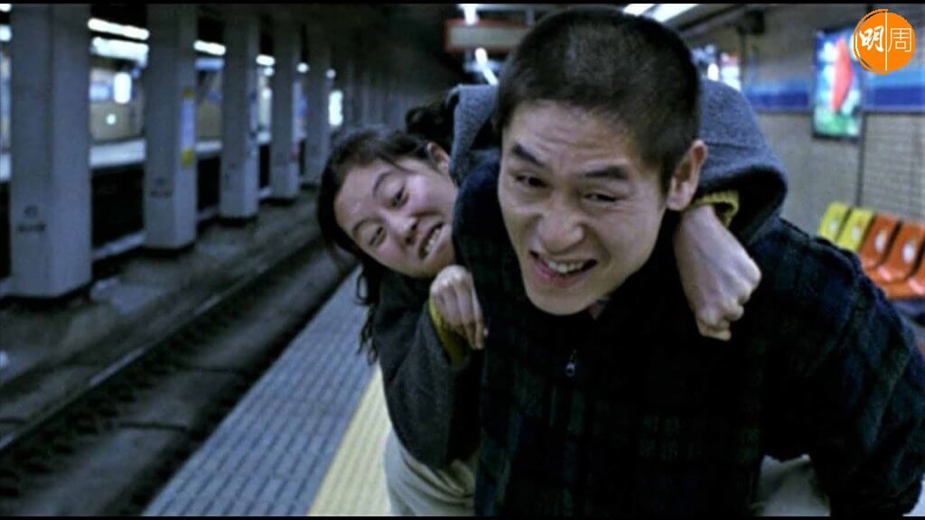 文素利2000年與薛景求合演李滄東執導的《愛的綠洲》，演活腦麻痹者對愛情的期盼。