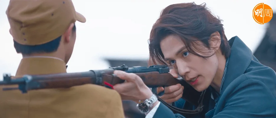 這幕好笑,以為李硯要殺死李朗,其實是見到弟弟吸煙,要開槍射走煙頭。