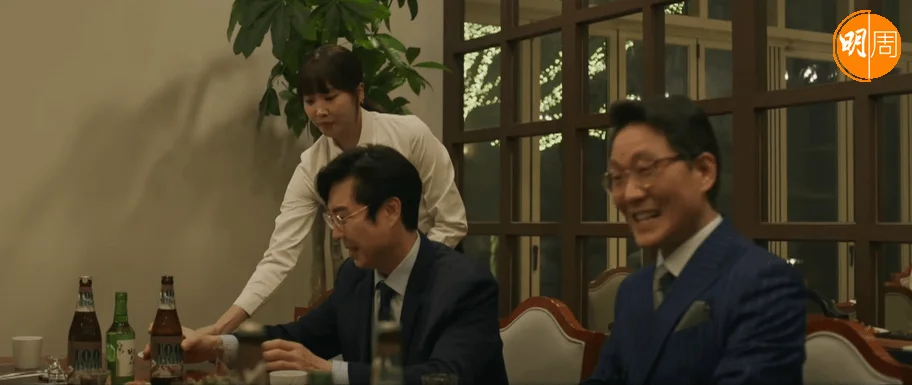 宥娜去了美國嫁人生仔，但老公帶走女兒，她為了要回韓國，在餐廳做侍應時，色誘市長做小三。