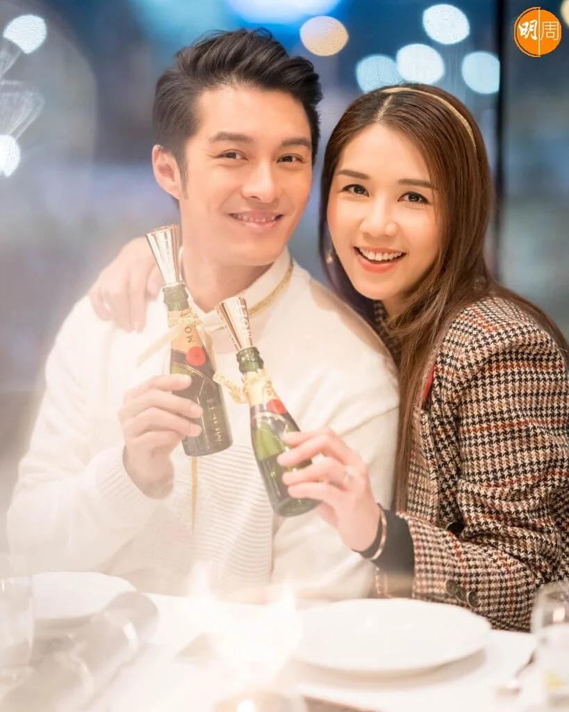 去年八月和任職婚禮攝影師的太太Samantha拉埋天窗,黃嘉樂自覺因她整個人開心咗、年輕咗、靚仔咗。