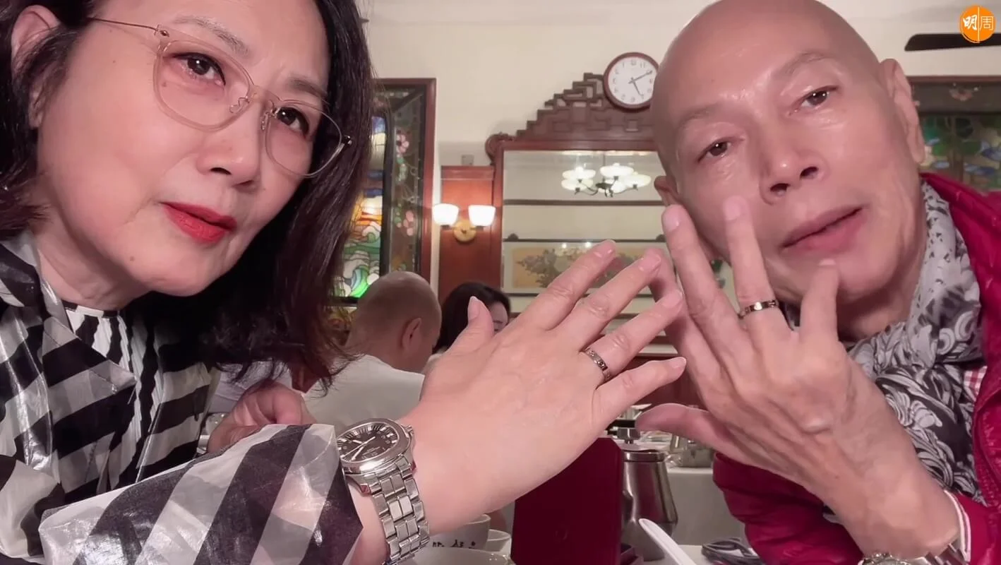 羅家英與汪明荃慶祝結婚紀念，齊晒婚戒。