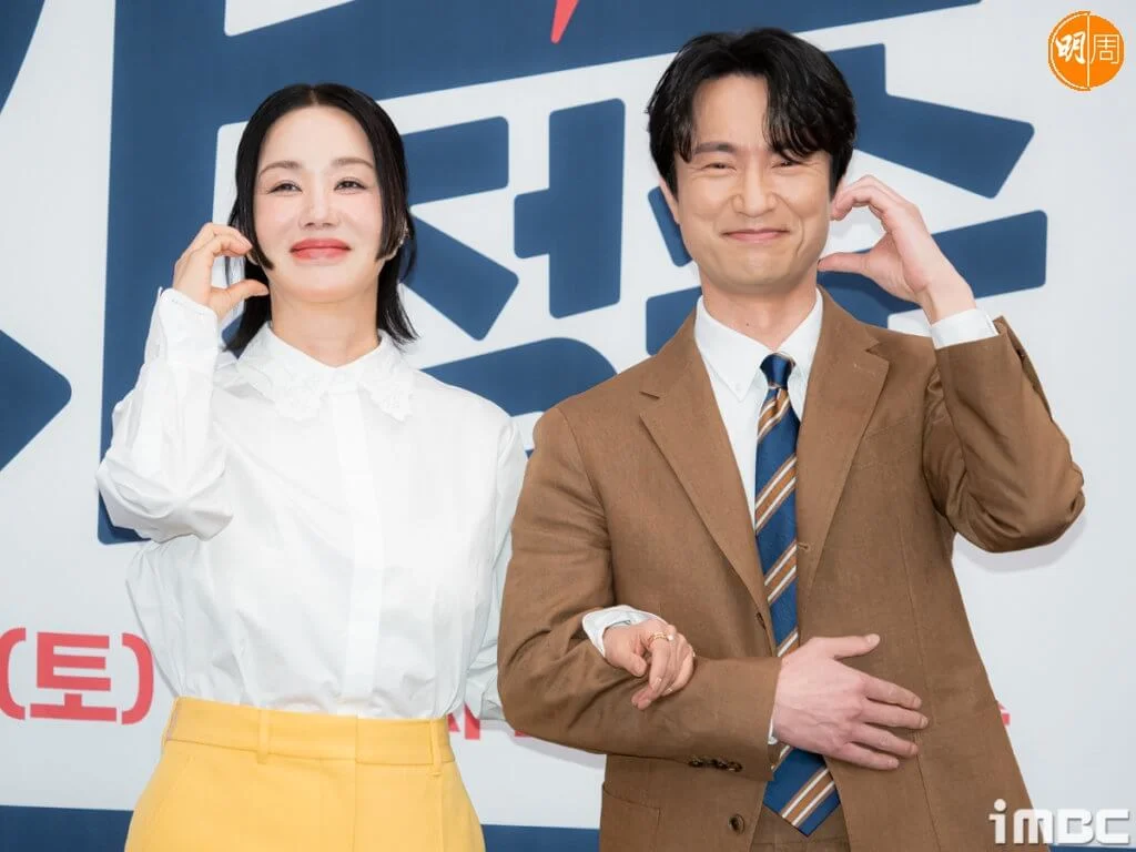 《車貞淑醫生》中嚴正化與金炳哲飾演結婚多年的夫婦,在車貞淑決定當醫生後,二人感情也大受影響。