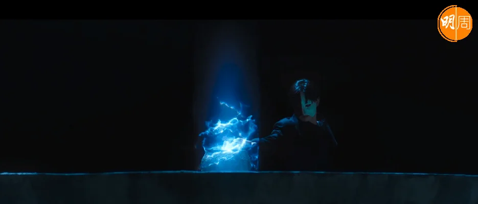 因為面具男偷走守護石,李硯需穿越到亂世捉小偷。