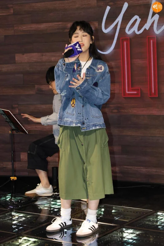 仲唱多首歌曲。