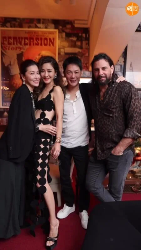 Kathy孖老公與妹妹周勵淇、妹夫傅浤鳴合照。