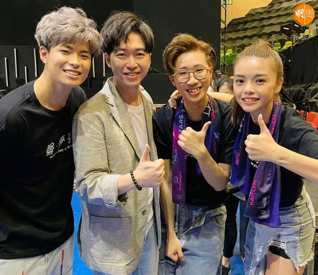 與男友湛耀東(左二)年紀相差十七年,早前更與他的家人一起到澳洲旅行。