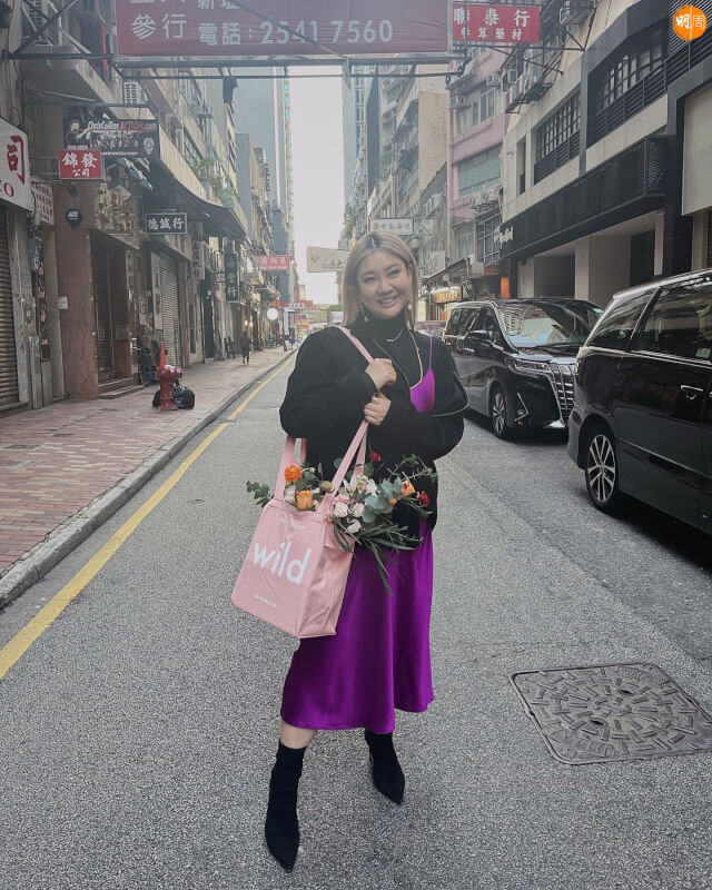 今年的情人節，Joyce在IG分享了一張在花店前拍的照片。