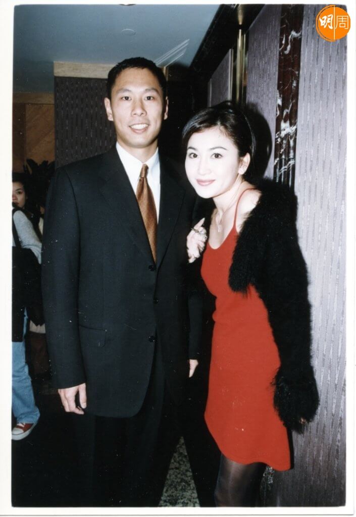溫碧霞丈夫何祖光從事銀行業，他來自台灣國民黨將軍何應欽家族，在美國長大。