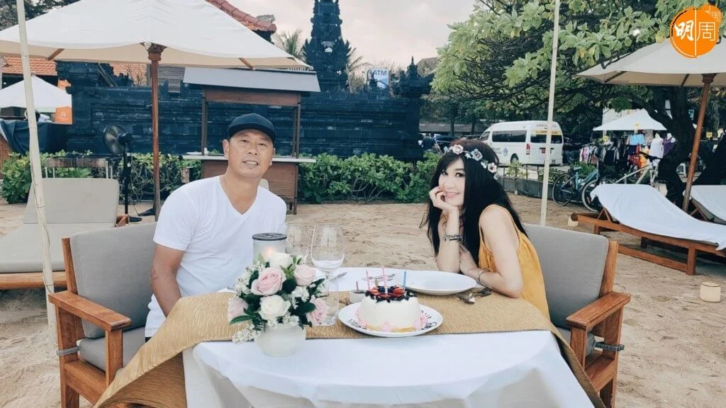 溫碧霞與丈夫何祖光2000年結婚。