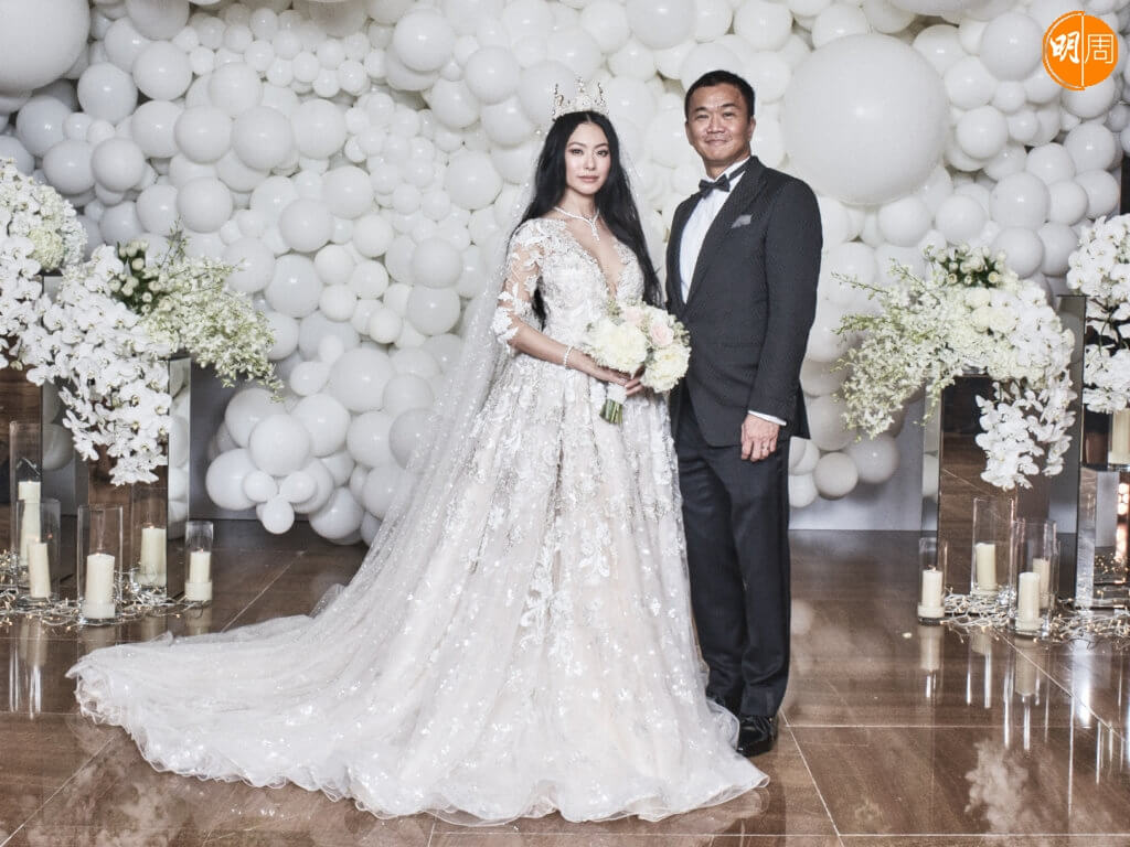 Race和新加坡富商David Loh在2016年結婚。