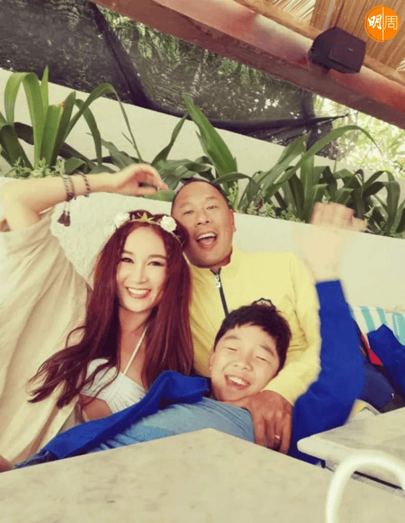 溫碧霞和丈夫領養孤兒，視如己出，將孩子養育成人。