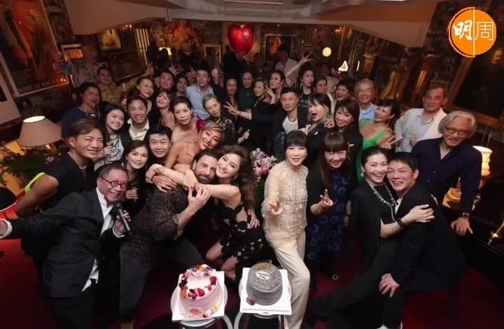 一班好友跟Kathy歡聚。