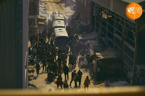 未來首爾變成荒涼之地，導演運用了大量CG製造畫面.