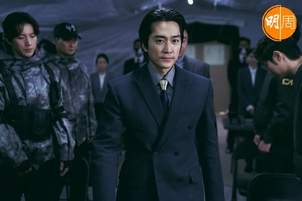 宋承憲飾演的柳錫，是以販賣氧氣掌控全球的千明集團唯一繼承人。