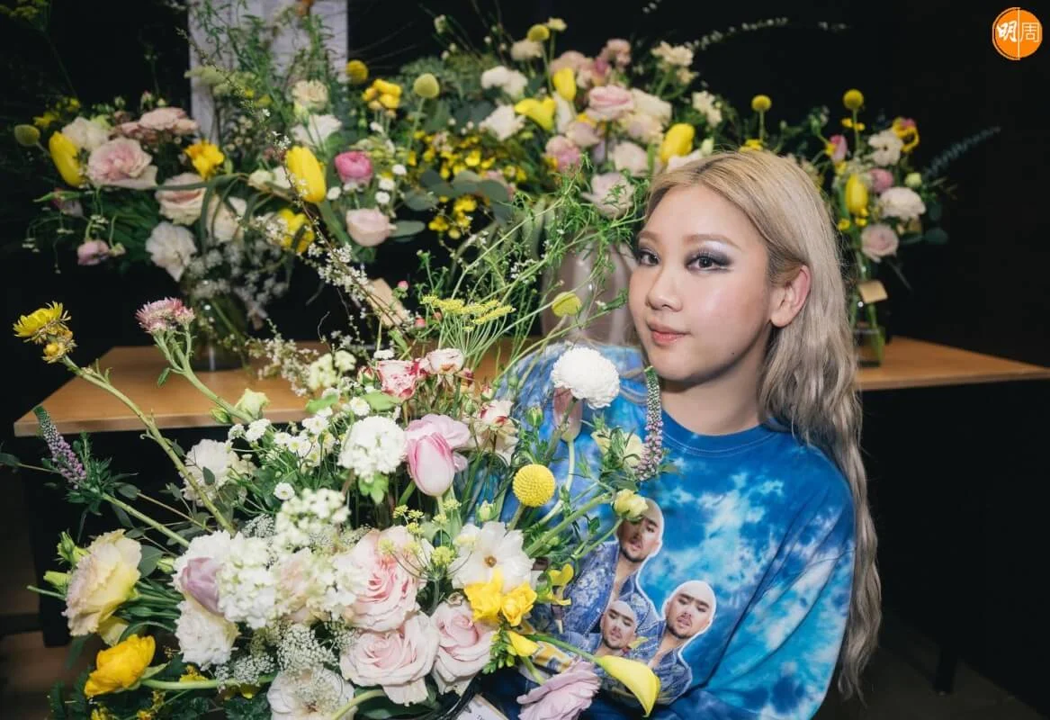 今年三月,欣宜在紅館開騷,整個後台都用花佈置,相信是男友給她的驚喜。