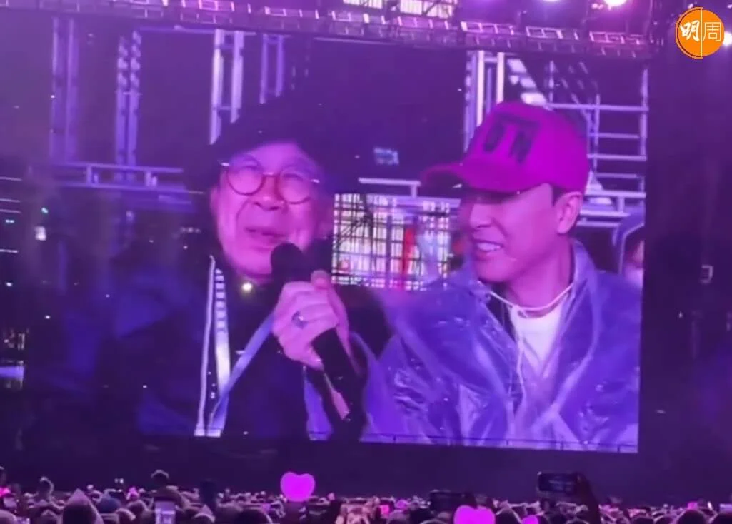 修哥與甄子丹同坐VIP席上。