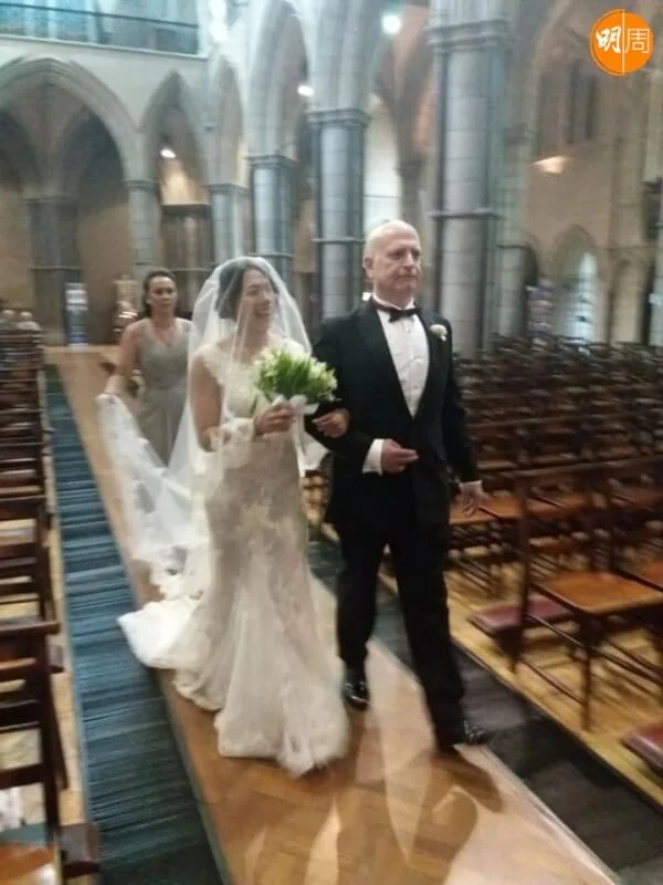 細女結婚，何猷彪挽着繼女行入禮堂，把新娘交托新郎。