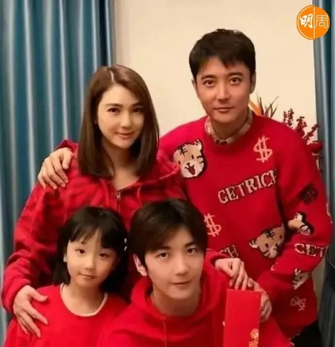洪欣一家四口曾表現幸福。