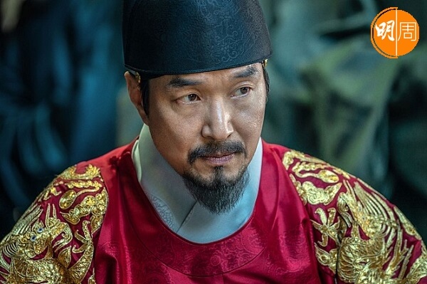 《樹大根深》中，韓石圭飾演世宗大王。