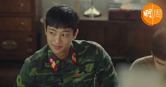 《愛的迫降》讓李新英人氣急升,被稱「小姜棟元」和「小金秀賢」。