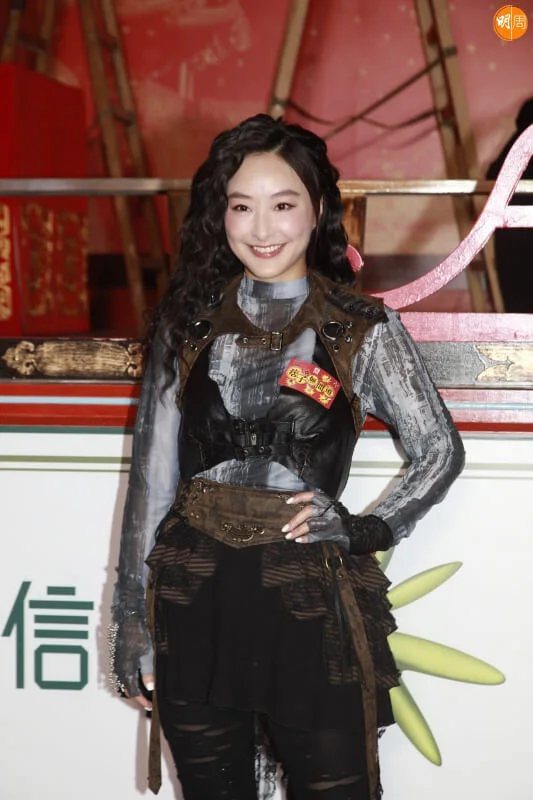 抺完淚再強顏歡笑。